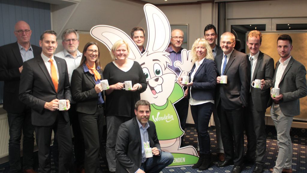 Der Vorstand der Werbegemeinschaft und die ausgeschiedenen Vorstandsmitglieder präsentierten auch das neue Maskottchen Wendelin.