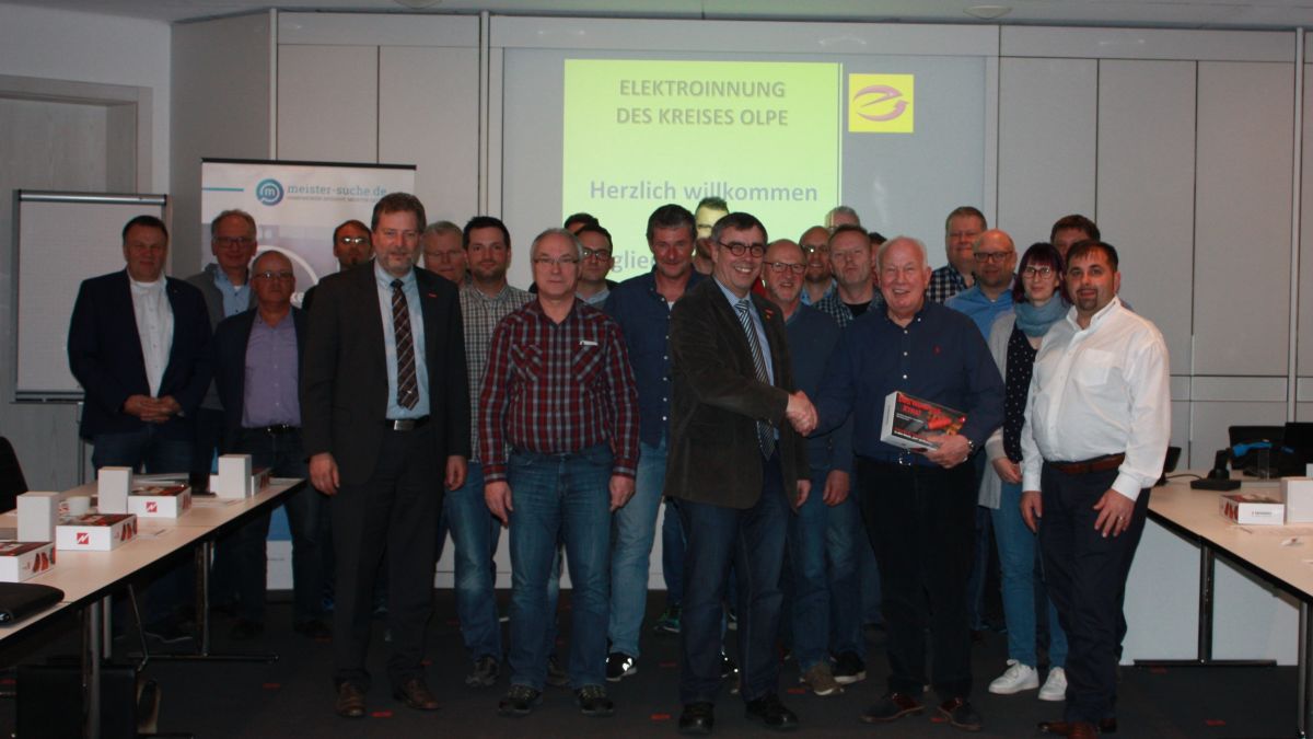 Die Elektro-Innung Olpe zu Gast im Besucherzentrum der Firma Mennekes in Kirchhundem. Obermeister Wolfgang Kleine bedankte sich bei Seniorchef Walter Mennekes. 