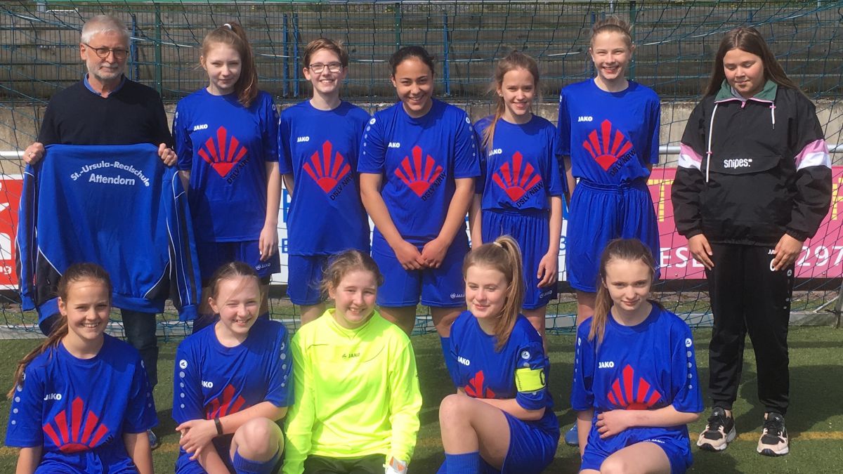 Die Mädchenfußballmannschaft der Attendorner St.-Ursula-Realschule (WK III, 2005-2007) qualifizierten sich für das Bezirksfinale.