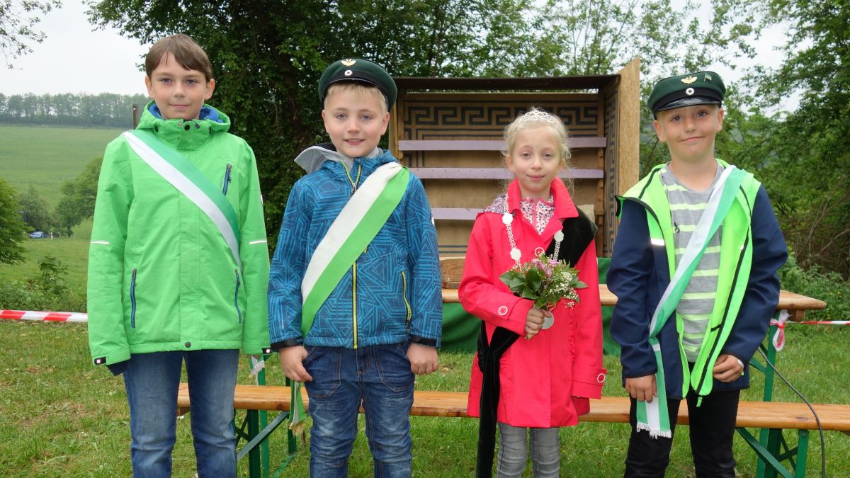 Das Frenkhauser Kinderkönigspaar Magdalena Meier und Tim Reuber mit seinen Offizieren Christopher Burghaus und Moritz Burghaus.