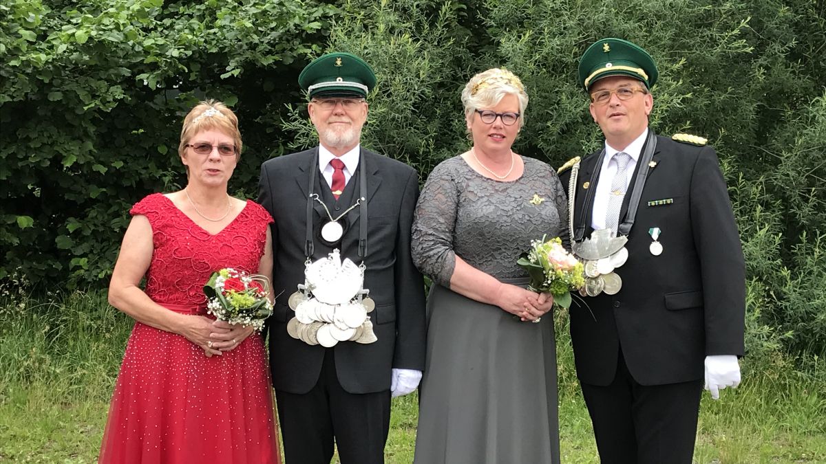 Das Königspaar Beate und Günter Hennecke und das Kaiserpaare Alexa und Andreas Wigger freuen sich auf das Schützenfest.