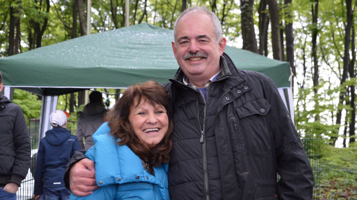 Kurz nach dem Köigsschuss: Sabine Rohrmann-Jost und Jürgen Jost freuen sich über den Titel des Gemeinde- Königspaares von Finnentrop. 