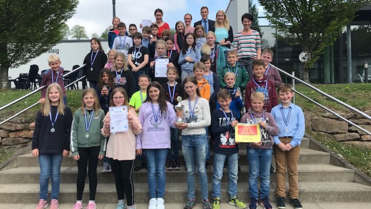 Etwa 30 Kinder nahmen an dem Schwimm-Wettkampf teil.