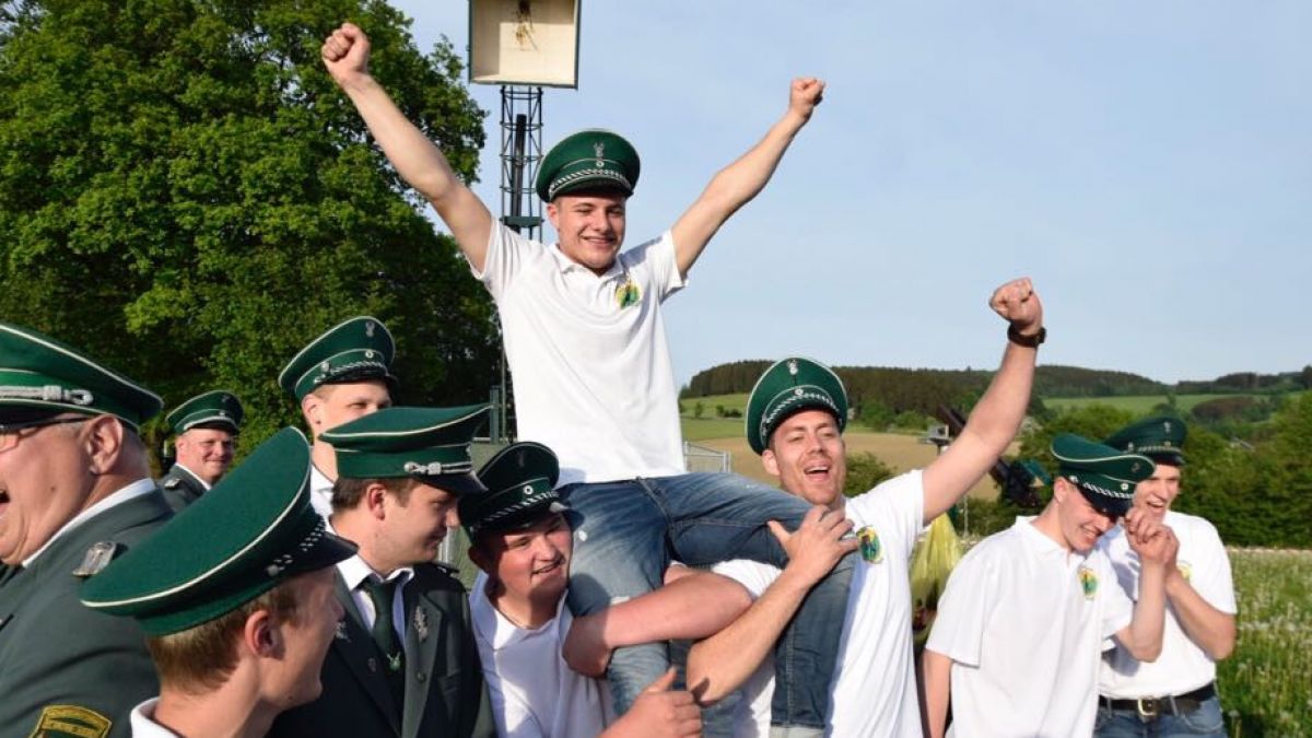 Jubel unter der Vogelstange im vergangenen Jahr: Marcel Kühr hatte sich gerade zum neuen König geschossen.