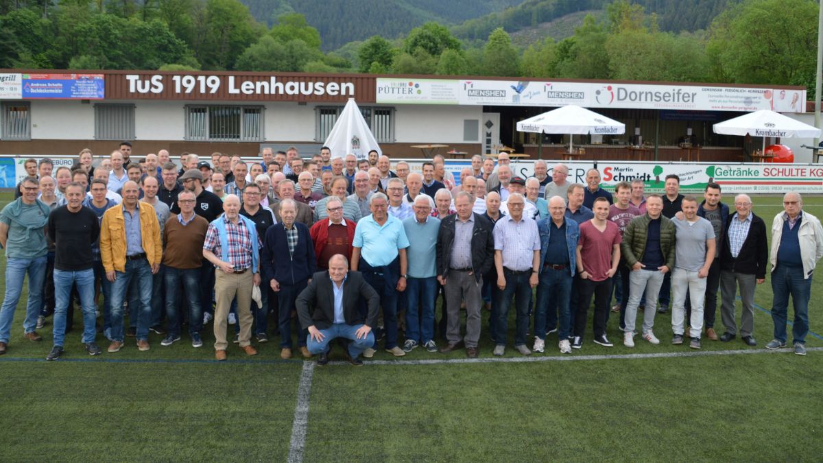 Der TuS Lenhausen lud ein und viele Gäste kamen zum Ehemaligen-Treffen. 