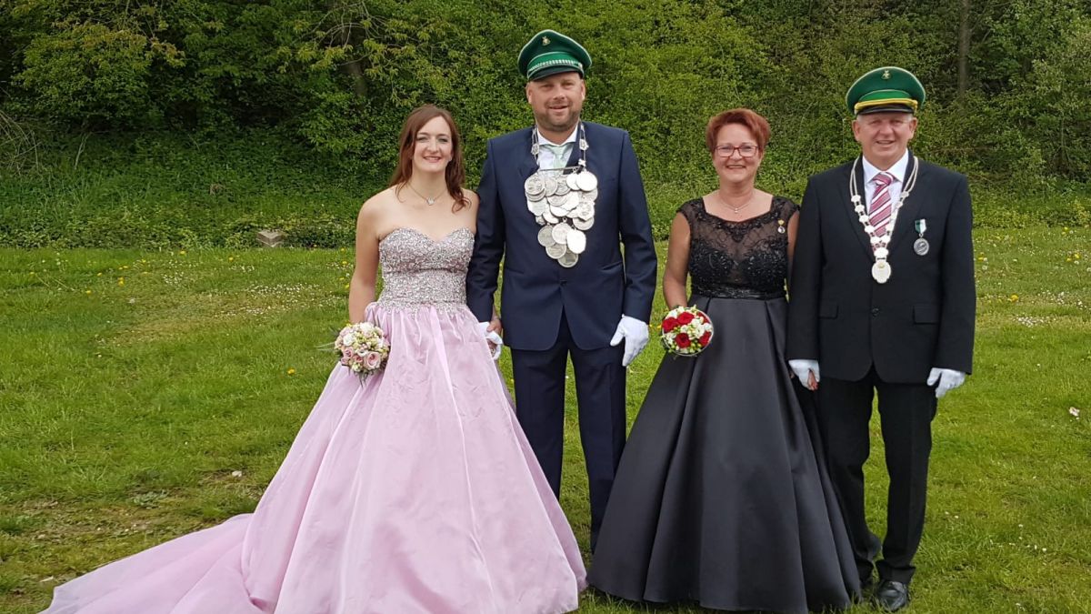 Schützenkönig Ralf Butzkamm mit Königin Katharina sowie Kaiser Thomas Klopries mit Kaiserin Britta.