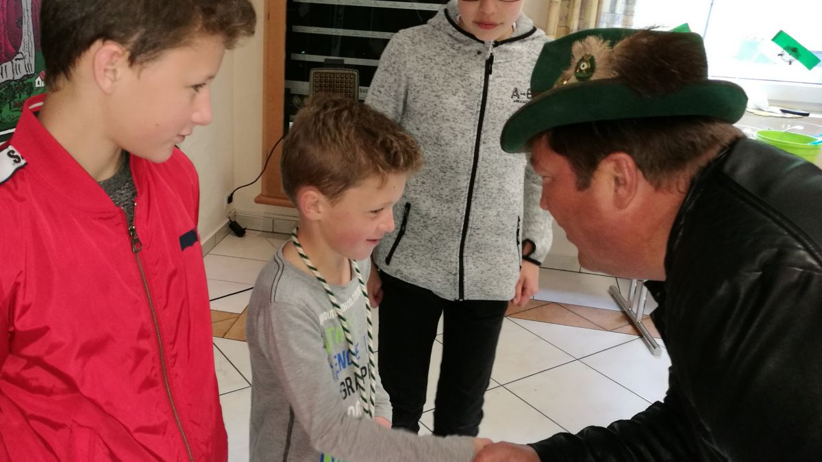 Lukas Bona zeigte sich bei den Kindern als treffsicher.