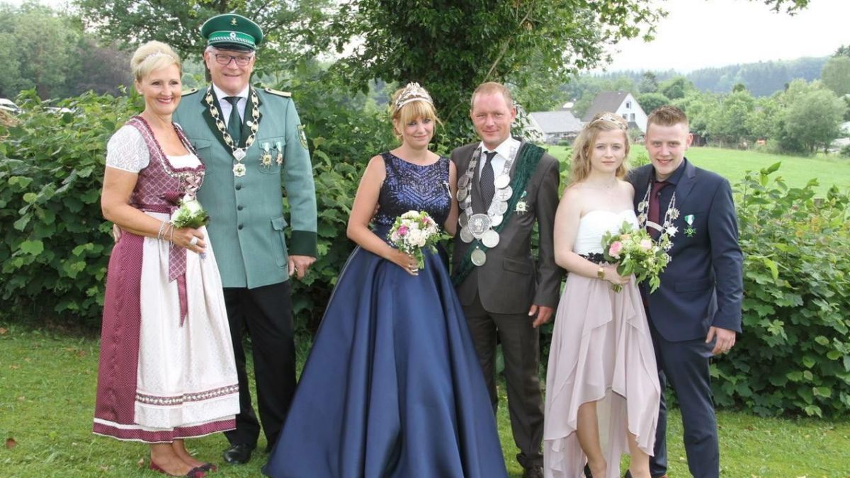 Die amtierenden Majestäten: (von links) Karin und Klaus Lengelsen, Saskia und Mario Klur, Anna Wirth und Nico Krause. Nicht im Bild: Lara Stock und Leonard Buchen.