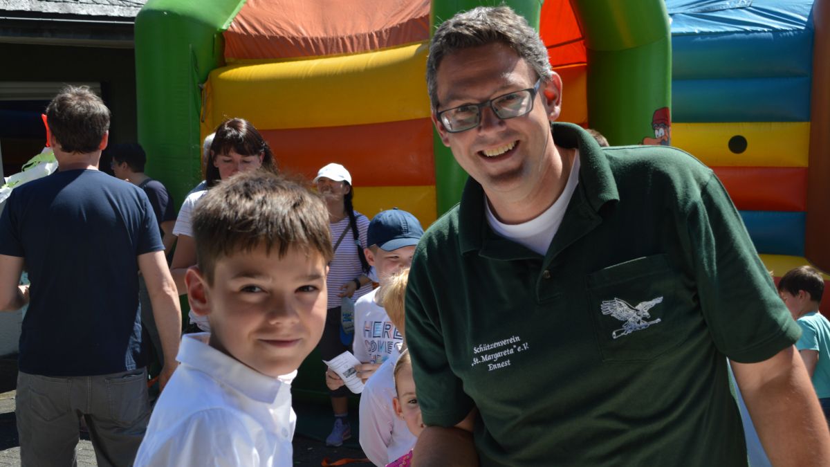 Vorsitzender Christian Busch (rechts) gratuliert dem neuen Kinderkönig Paul Korb (links).