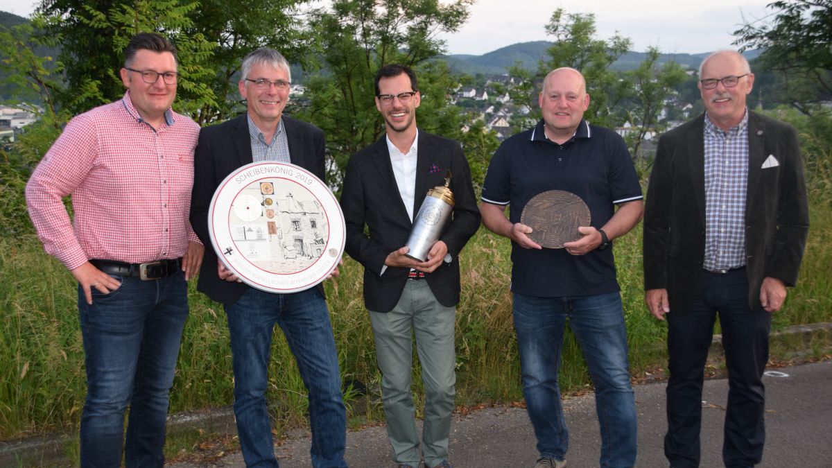 Hauptmann Sascha Koch (links) und Rolf Fassbender (rechts) gratulieren Sebastian Klimpel (Mitte) und Christian Gante (2. von links) sowie Rolf Beul (2. von rechts).