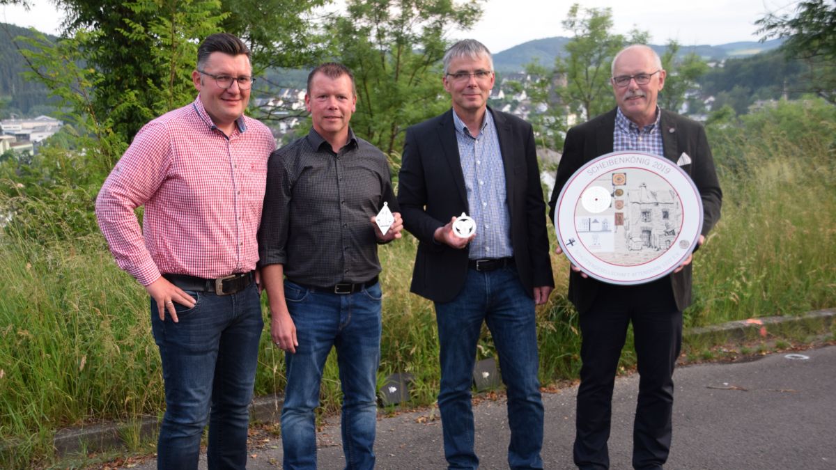Hauptmann Sascha Koch (links) und Rolf Fassbender, Vorsitzender der Köko, bei der Vorstellung der Plaketten und der Schmuckscheibe durch die Könige Frank Lütticke (2. von links) und Christian Gante. 