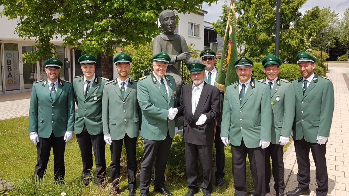 Ordenübergabe auf dem Augustinus-Platz in der Dorfmitte. 