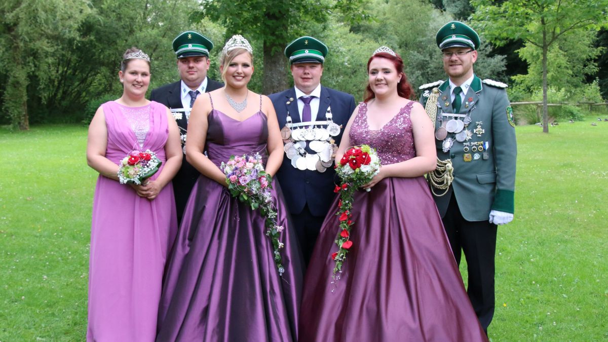 Die Drolshagener Majestäten: (von links) Prinzessin Lea Sulies, Prinz Leon Stahl, Königin Katharina Ackerschott, König Patrick Bruder, Kaiserin Kira Nießen und Kaiser Jörn Nießen.