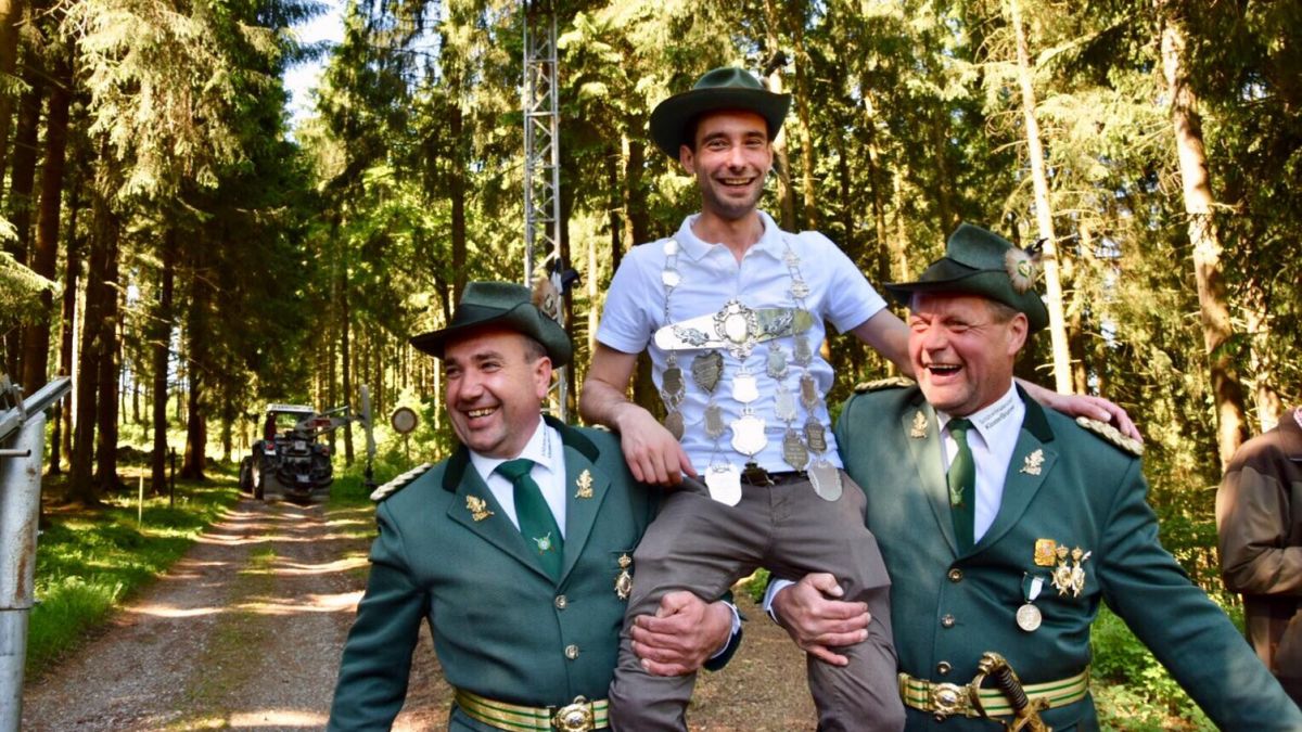 Lukas Jost schaffte in Röhrenspring das, was er letztes Jahr nicht in Ostentrop schaffte: Er wurde König. 