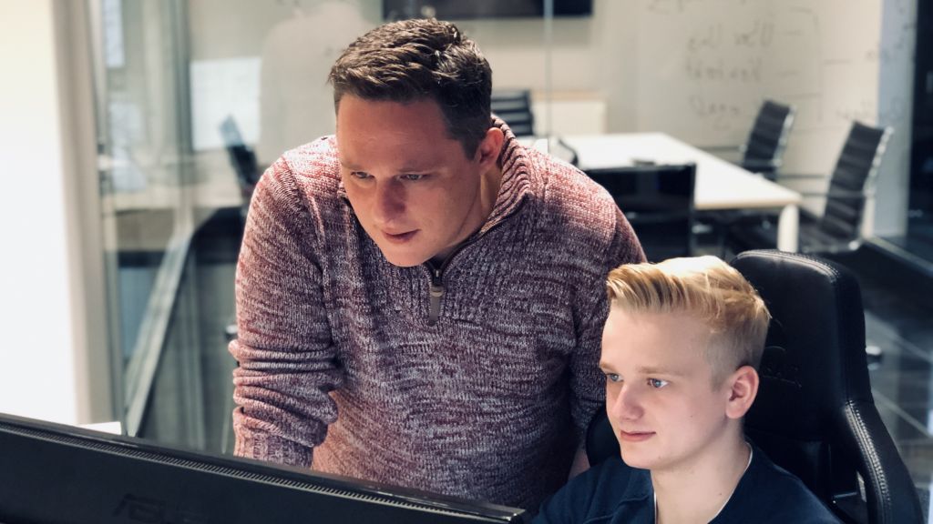 Correlio-Geschäftsführer Jörg Grote (links) und sein Auszubildender Jan Luca Gloerfeld.