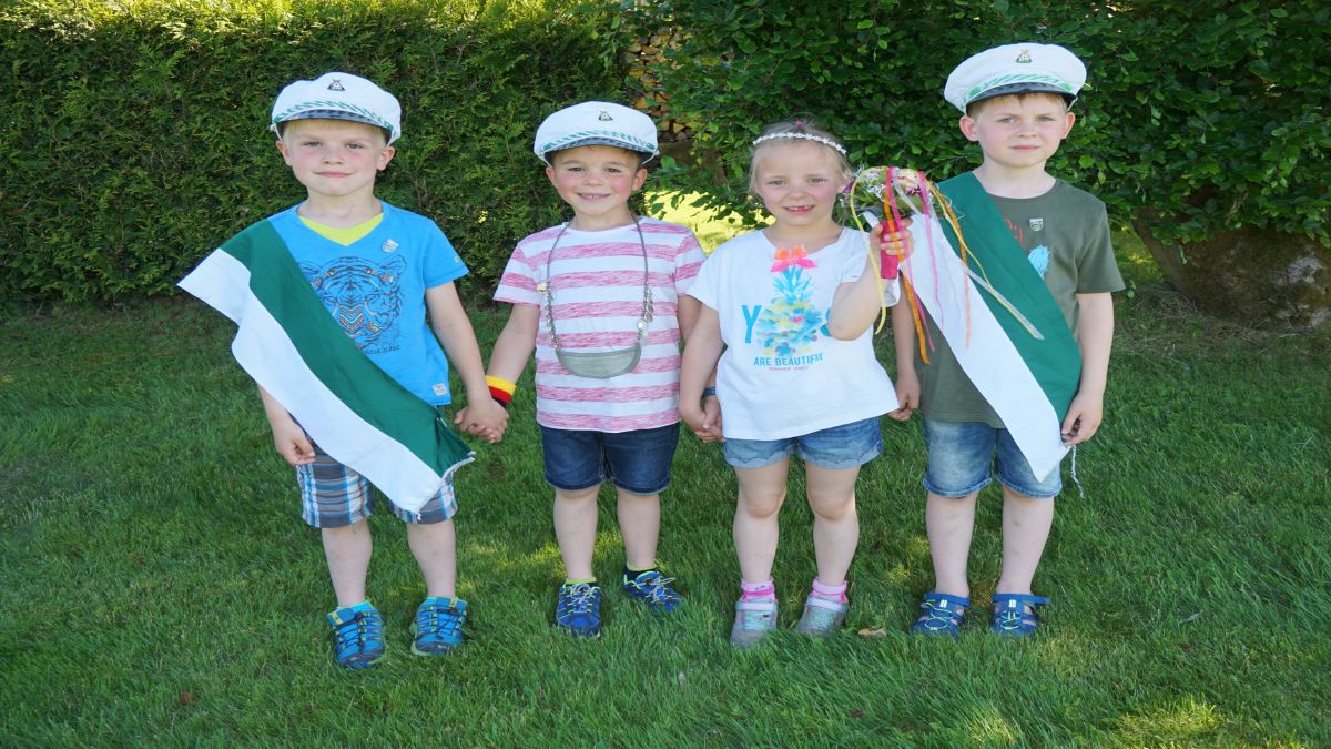Kinderkönigspaar Lias Führt und Joleen Lücking mit den Offizieren Max Kemmerling (links) und Mika Richard (rechts).