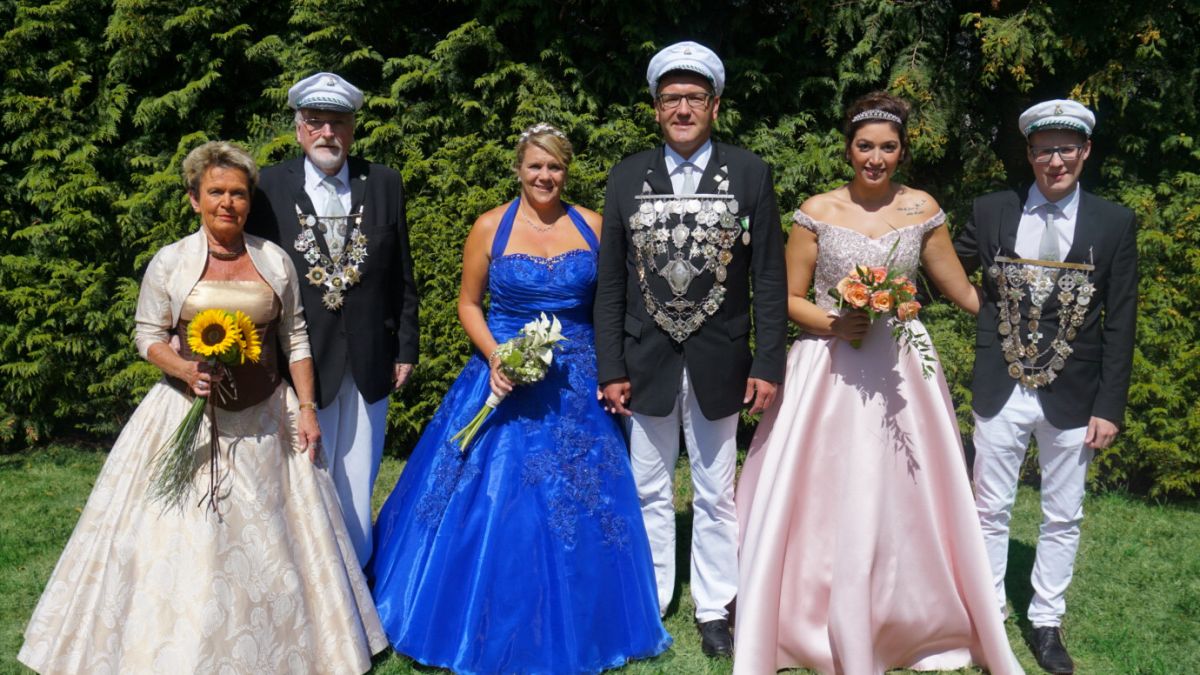Die amtierenden Majestäten: (von links) Kaiserpaar Volker und Anne Riedel, Königspaar Matthias und Andrea Neuhaus sowie das Jungschützenkönigspaar Nils Beckmann und Amani Hassan.
