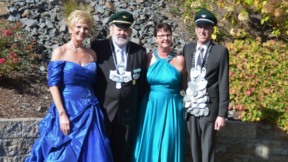 Das Kaiserpaar Hans-Peter und Bernadette Grammel (links) und das scheidende Königspaar Dirk Schneider und Judith Häner.