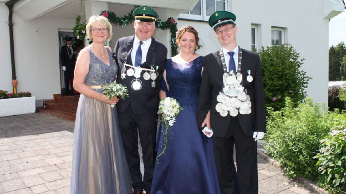 Die amtierenden Majestäten (von rechts): Königspaar Viktor und Ludmilla Glassmann sowie Kaiserpaar Andreas und Martina Burghaus.