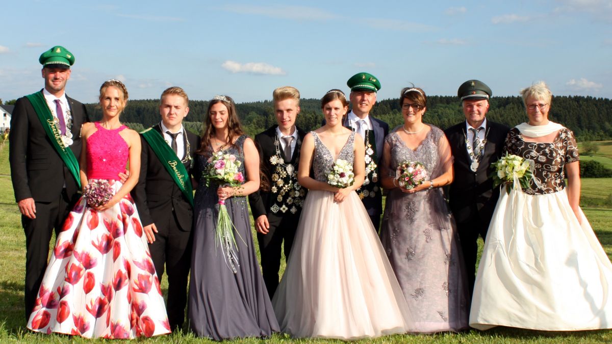 Die amtierenden Regenten: (v.l.) Bezirkskönigspaar Tobias und Sabrina Halbe, Bezirksprinzenpaar Chris Luke und Julia Krämer, Prinzenpaar Nicolai Stock und Alina Behle, Königspaar Dirk und Ramona Niklas sowie das Kaiserpaar Guido und Annette Stracke.