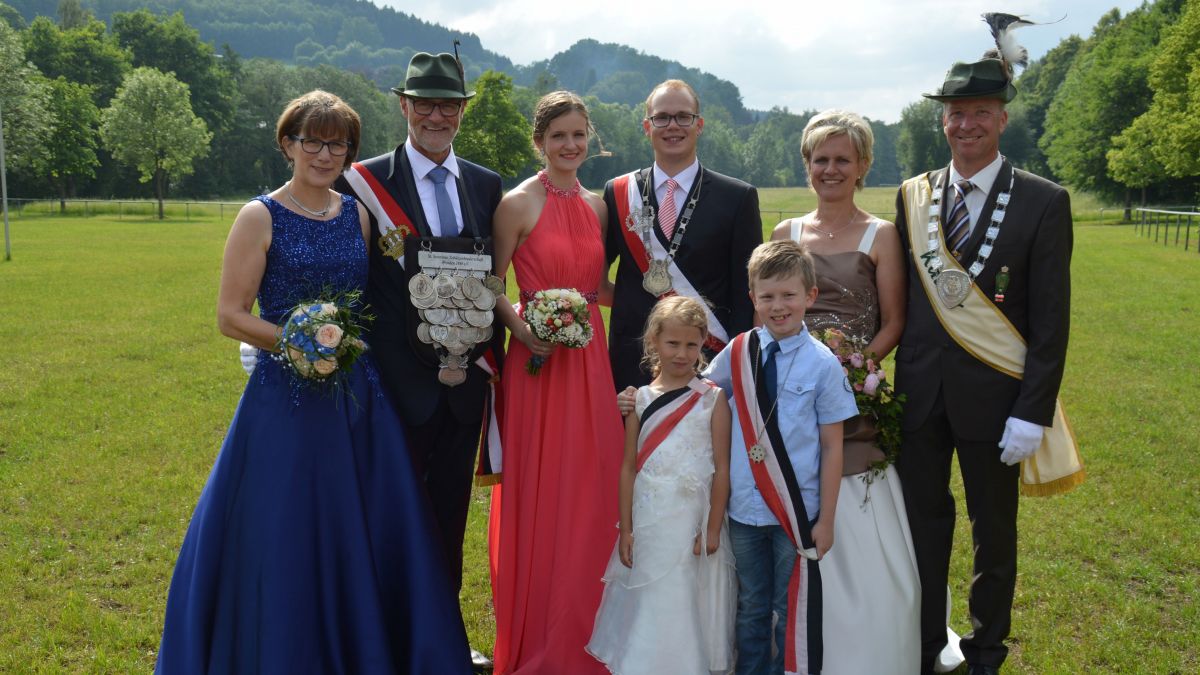 Die amtierenden Regentenpaare der Schützenbruderschaft Wenden.