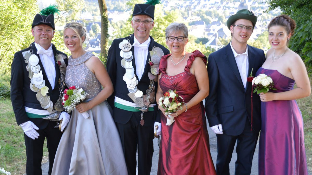 Regierten ein Jahr in Attendorn (von links): Vogelkönigspaar Frank und Petra Lütticke, Scheibenkönigspaar Christian und Martina Gante sowie Jungschützenkönigspaar Niklas Geyer und Maria Stumpf. 