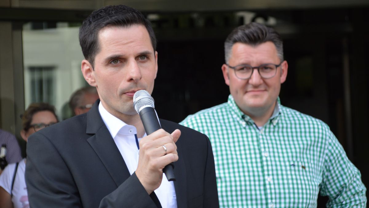 Bürgermeister Christian Pospischil (links) begrüßte Hauptmann Sascha Koch, die Schützen, Musiker und Gäste zum Auftakt des Schützenfestes vor dem Rathaus. 