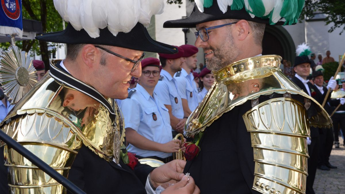 Schriftführer Dirk Staffeldt (rechts) bekam von Hauptmann Sascha Koch den Verdienstorden der Schützengesellschaft verliehen. 