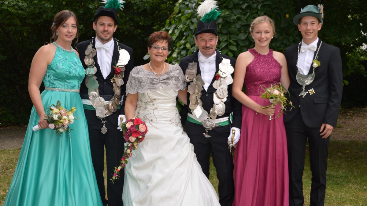 Die amtierenden Königspaare von Attendorn. 