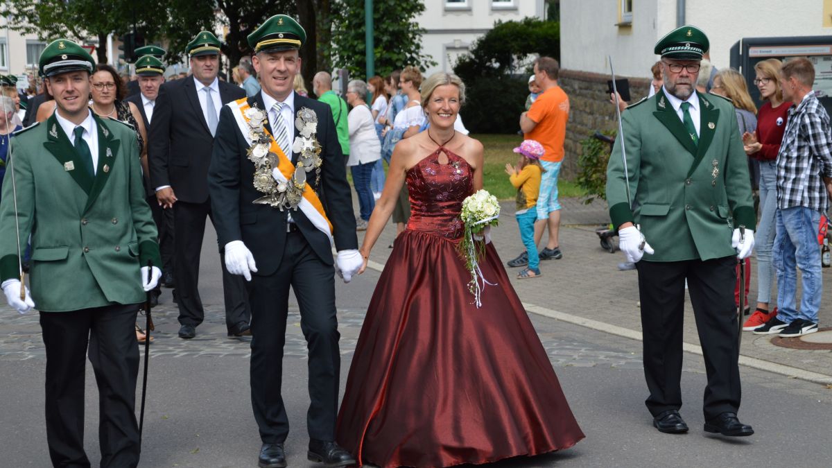 Das neue Kaiserpaar Carsten und Jenny Buschmann beim Festzug am Sonntag. 