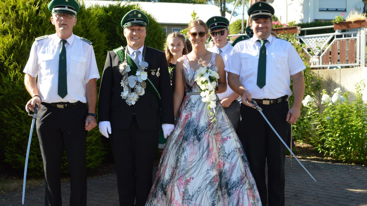 Genossen ihren Tag: Königspaar Willi und Nadine Kamp mit den Offizieren Uli Bock (links) und Johannes Belke (rechts). 