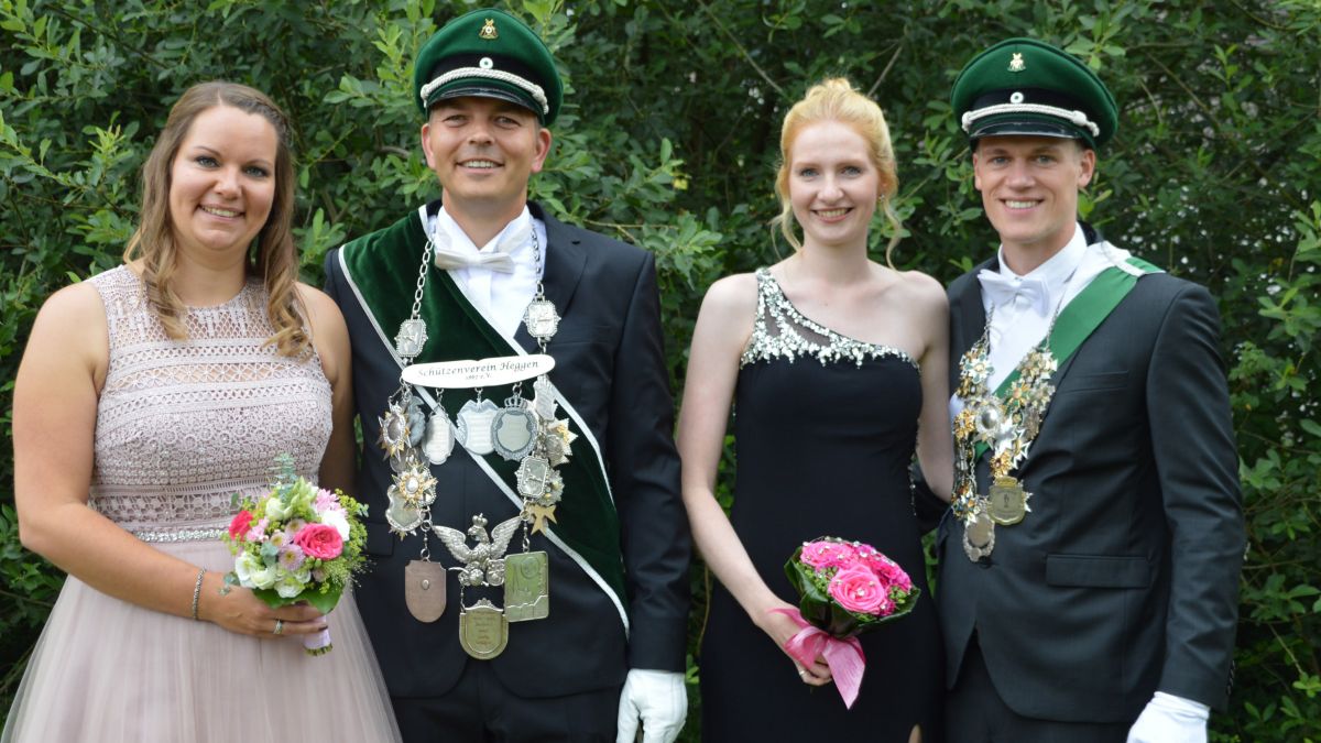 Die Heggener Majestäten: Königspaar Alina und Stefan Heytmanek sowie Jungschützenkönigspaar Julia Quast und Timo Rosenbaum. 