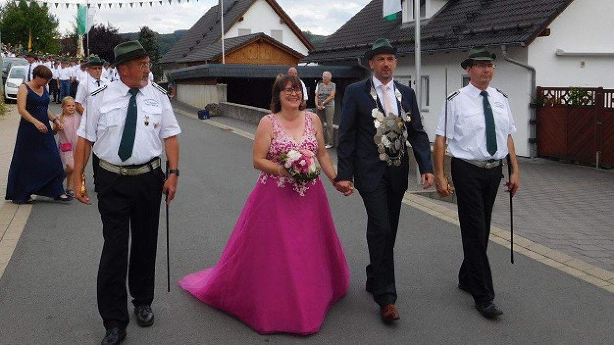 Das aktuelle Königspaar Volker Bockheim und Vera Wilmesmeier-Bockheim. Sie dürfen sich noch auf zwei schöne Tage als Königspaar freuen, bevor sie am Montagmorgen abgelöst werden. 