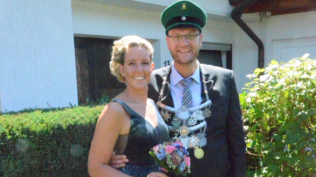 Das Königspaar Dennis Schmidt und Tina Theis.