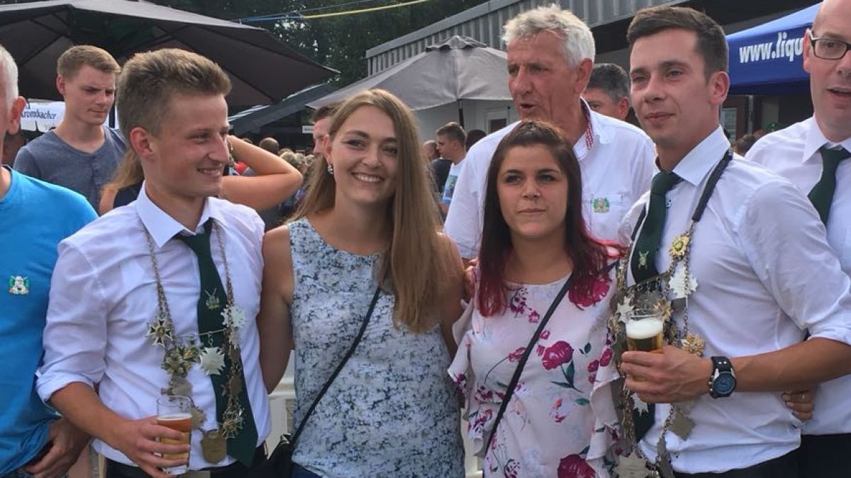 Die amtierenden Majestäten: Jungkönigspaar Fabian Kaufmann und Katharina Weiskirch und das Königspaar Tobias Hille und Sarina Peez. 