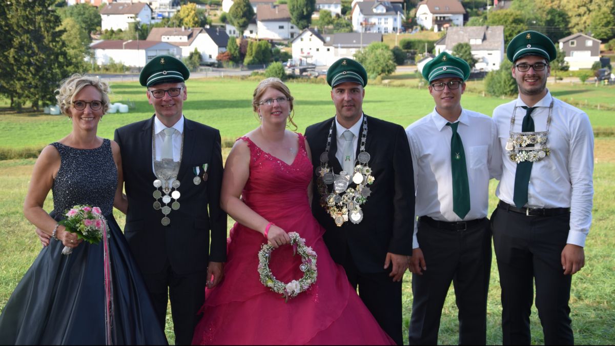 Die Majestäten freuen sich auf das Schützenfest: das amtierende Kaiserpaar Stefan und Sandra Tillmann; scheidende Königspaar Kai und Jutta Nathen; scheidende Jungkönigspaar Lukas Färber und Jens Zumbusch).