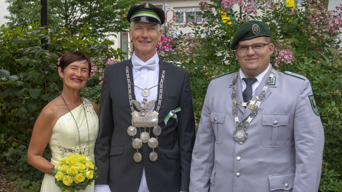 Das Königspaar Sabine und Gisbert Thöne mit Jungschützenkönig Felix Blom.