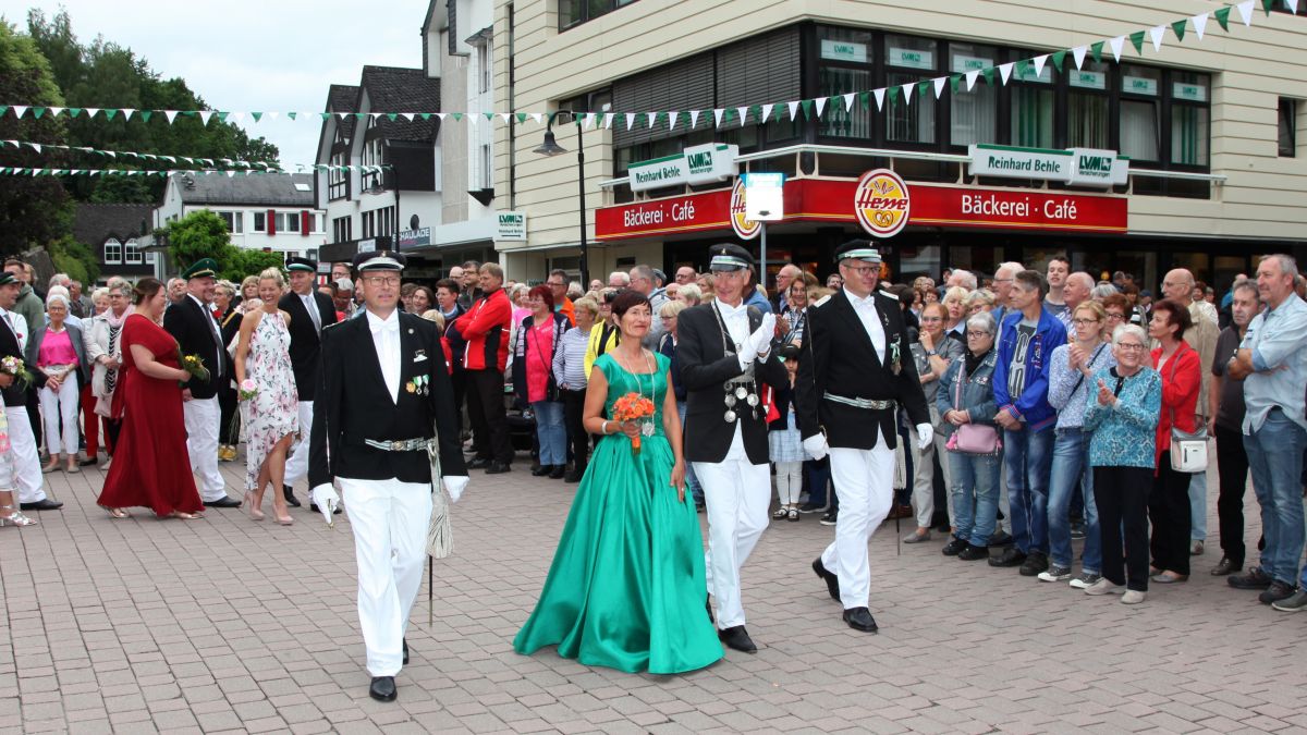 Die Majestäten des Schützenverein Altenhundem präsentierten sich am Sonntag im großen Festzug. 