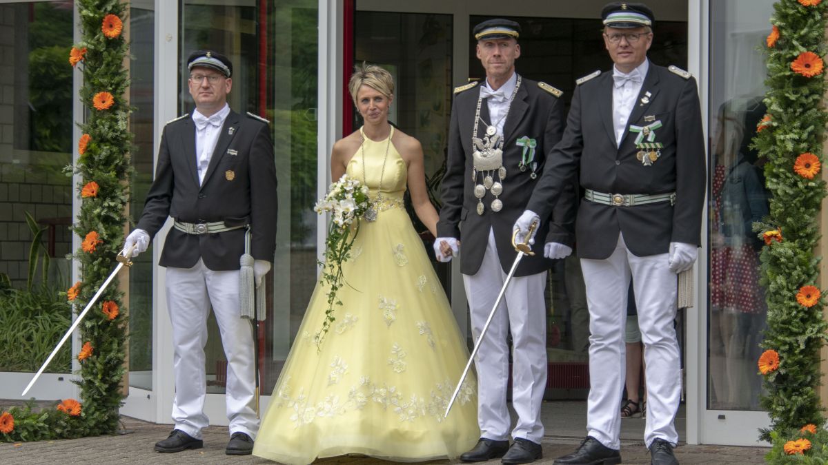 Beim Montagfestzug des Schützenvereins Altenhundem zeigte sich das Königspaar Martin und Jenny Vollmert in Festkleidung der Öffentlichkeit.