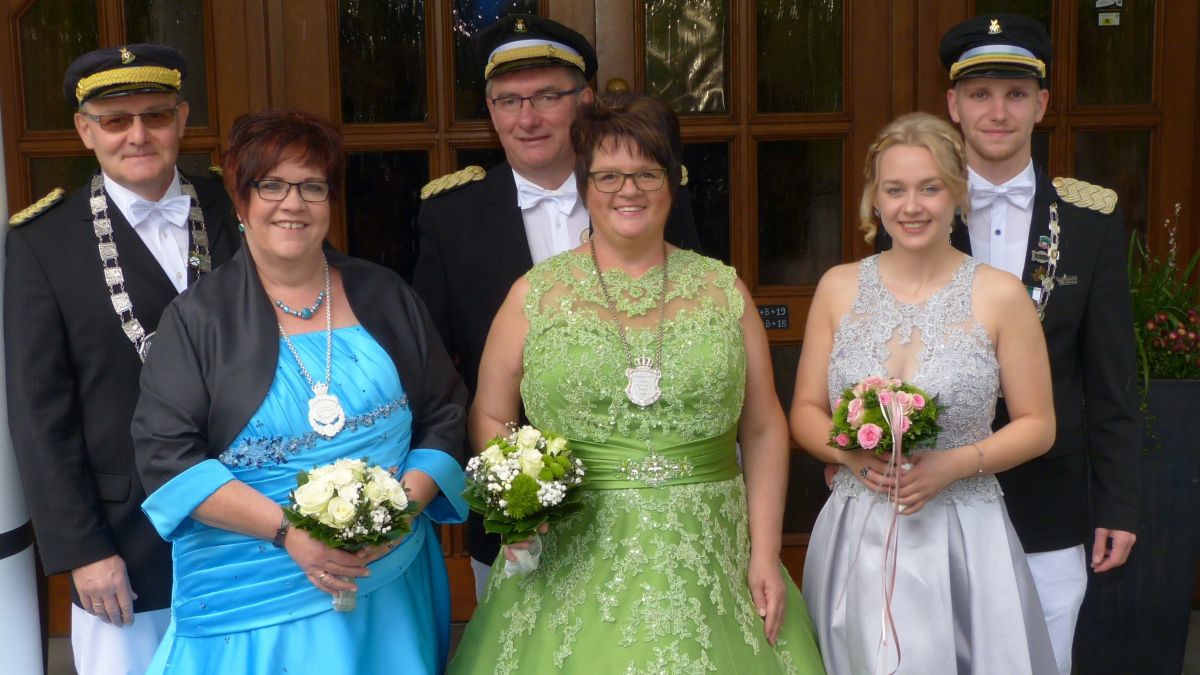 Ihre Amtszeit neigt sich dem Ende entgegen: (v.l.) Kaiserpaar Peter und Andrea Berghoff, Königspaar Markus und Elke Florath und das Jungschützenkönigspaar Christoph Jung und Sinah Hoffmann. 