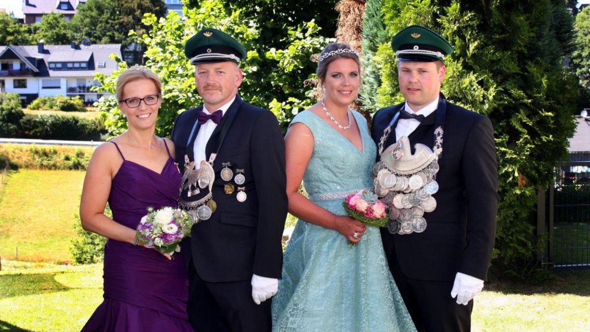 Das Königspaar Stefan und Karina Leine (rechts) sowie das Kaiserpaar Oliver Leine und Elke Stupperich (links).