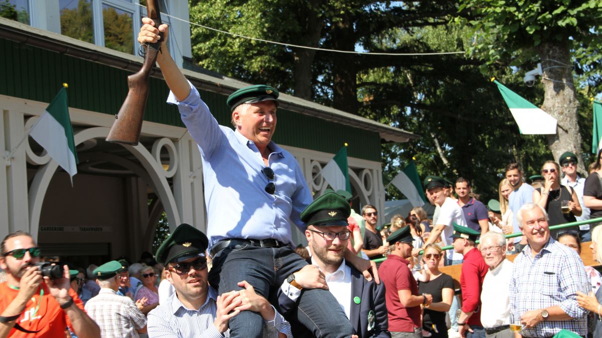 Kurz nach dem entscheidenden Treffer: Hossi Becker wird zu den Rotweintischen getragen.