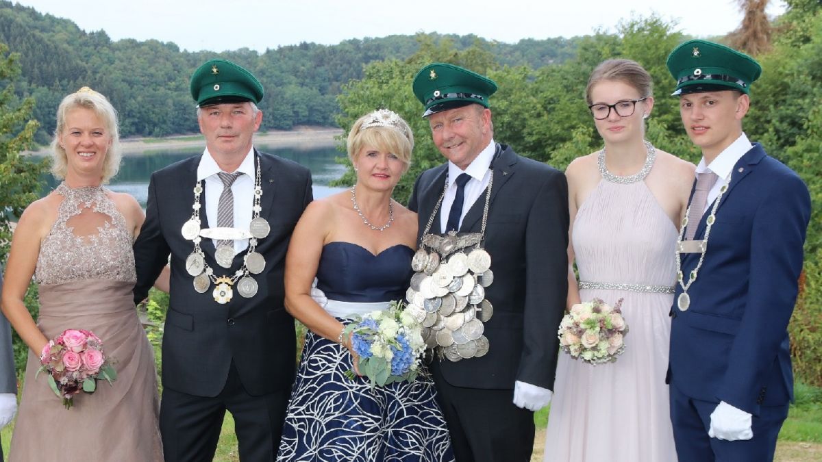 Die amtierenden Majestäten (von links): Kaiserpaar Andrea und Winni Freitag, Königspaar Marion Banek und Raimund Decker sowie das Jungschützenkönigspaar Marlitt Spille und Niko Käseberg.
