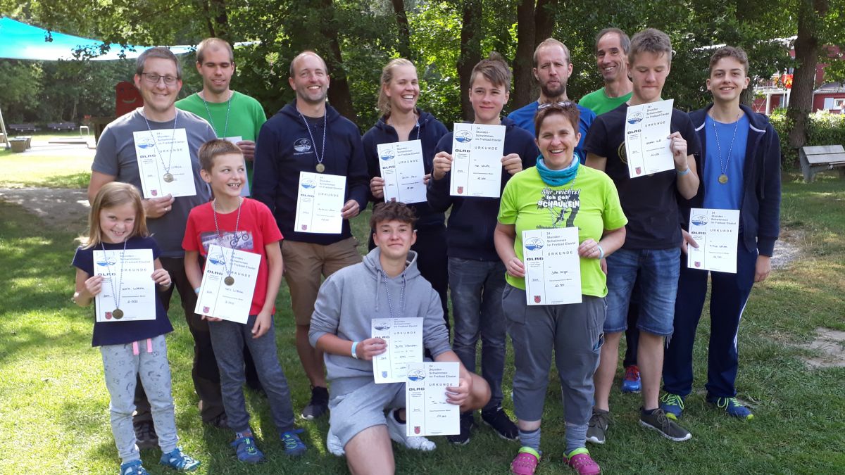 Die Schwimmer des DLRG Wenden nach dem 24-Stunden-Schwimmen in Schwerte