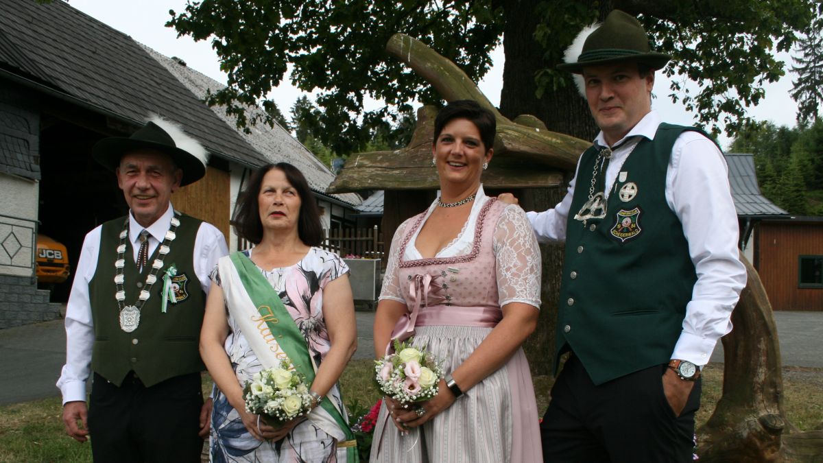 Die amtierenden Regenten von Scheiderwald: Kaiserpaar Peter und Silvia Stuff (links) und Königspaar Sascha und Julia Grebe.
