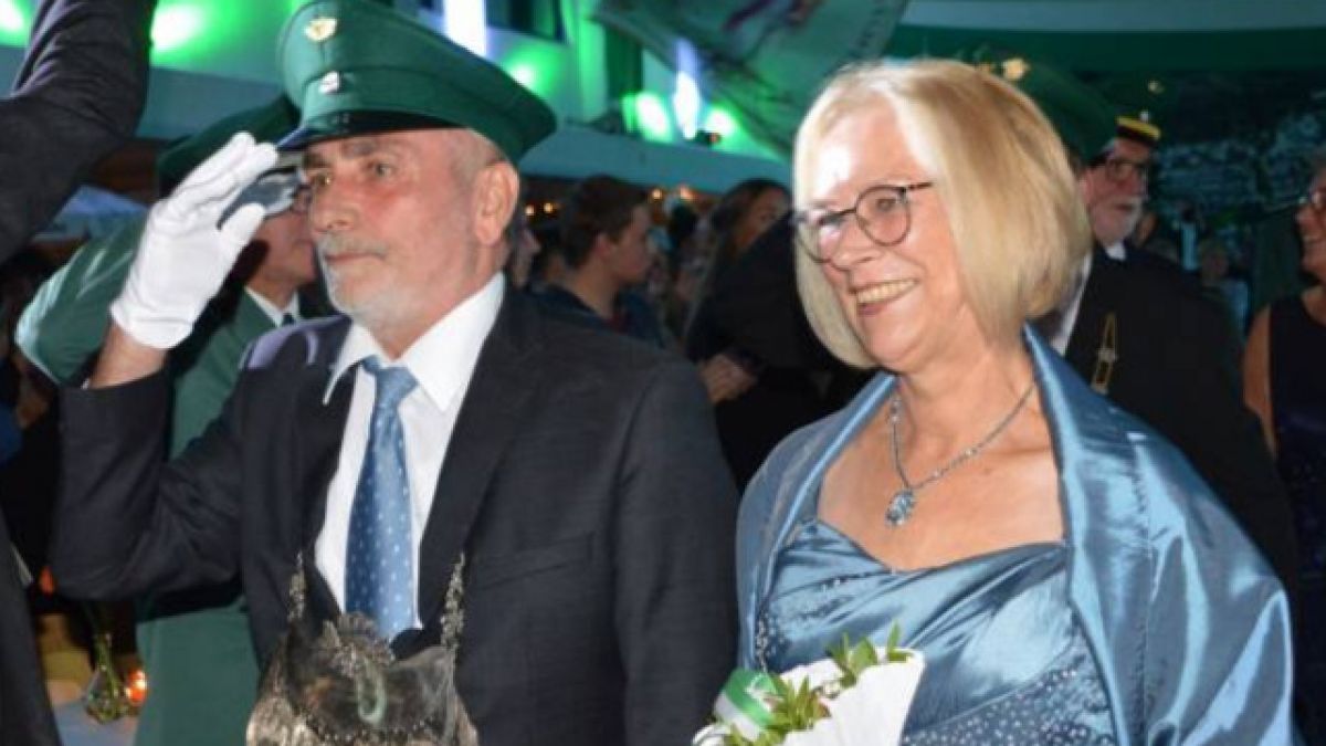 Hans-Jürgen „Maffi“ Kraus holte den Vogel mit dem 55. Schuss aus dem Kasten. Beteiligt waren bis zum Schluss auch Wolfgang Teipel, Christoph Luig, Branko Cvijanovic und Jannik Rüsche. Als Königin begleitete ihn Ehefrau Sigrid. 