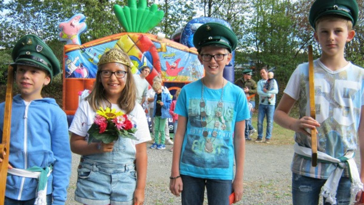 Das amtierende Berlinghauser Kinderkönigspaar Leonidas Avramidis und Lotte Maiworm mit seinen Offizieren.