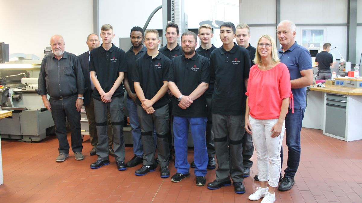 von links: Deutschlehrer Berthold Feldmann, Geschäftsführer Elmar Huhn, die Auszubildenden Luis Immel (Werkzeugmechaniker), Sunday James (Maschinen-Anlagenführer), Tamino Trapp (Werkzeugmechaniker), Luis Pfeifer (Werkzeugmechaniker), Alban Kerni (MaschinenAnlagenführer), Marvin Nolte (Werkzeugmechaniker), Berkay Günes (Maschinen-Anlagenführer) und Niklas Schulz (Zerspanungsmechaniker), Nicole Kolombourdas aus dem Personalwesen, Ausbildungsleiter Klaus Jürgen Clemens.
