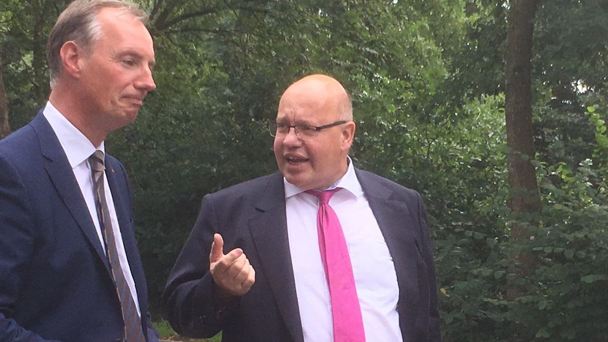 Bundeswirtschaftsminister Altmaier (rechts) und CDU-MdB Matthias Heider besuchten die Krah-Unternehmensgruppe in Drolshagen.