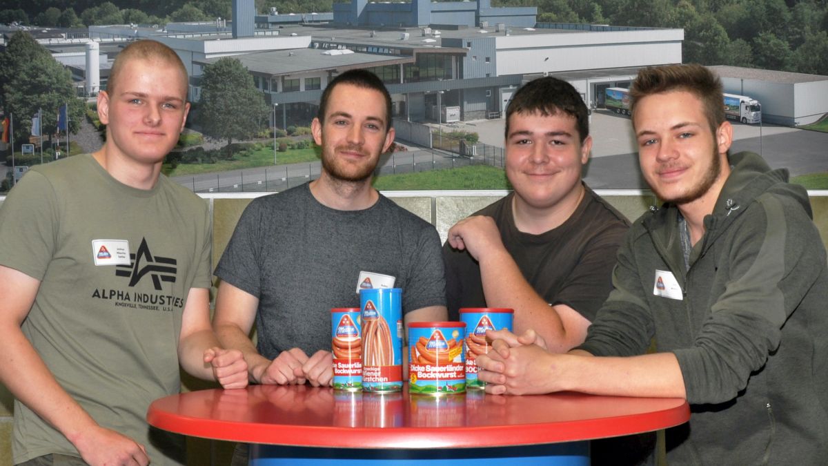 „Fünf neue Auszubildende starten bei Metten in Finnentrop ins Berufsleben. (Auf dem Foto fehlt ein Azubi.)“